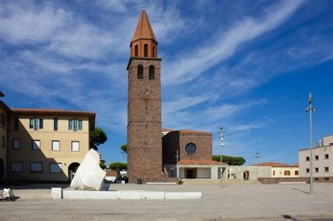 una piazza silenziosa di Carbonia come simbolo di lutto