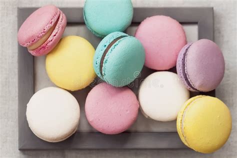 Macarons colorati di diversi gusti