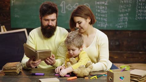 genitori che insegnano ai figli a risparmiare