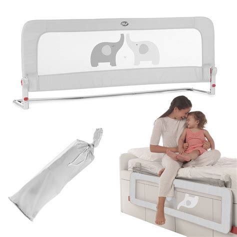 bambino che scende autonomamente dal lettino grazie a una barriera ribaltabile