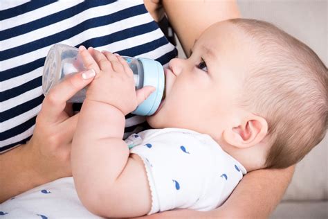 Mamma con bambino e biberon termico