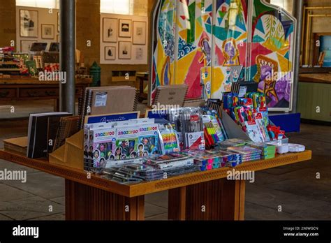 materiali artistici per bambini disposti su un tavolo