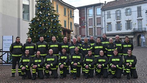 Vigili del fuoco volontari con bambini