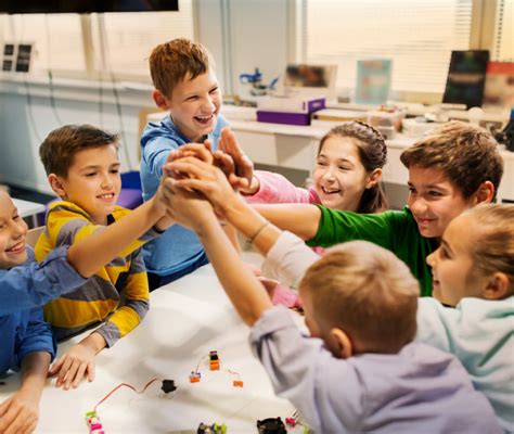 Bambini che collaborano in un'attività di gruppo