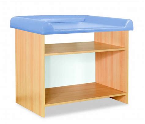 Tavolo fasciatoio ben organizzato con tutti gli accessori