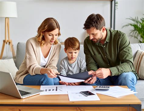 Immagine: Famiglia che riceve assegni diretti