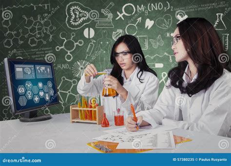 studenti che lavorano in un laboratorio professionale