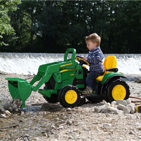 bambino che utilizza la ruspa John Deere Ground Loader in giardino