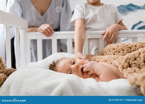 Immagine simbolica di una famiglia con un neonato