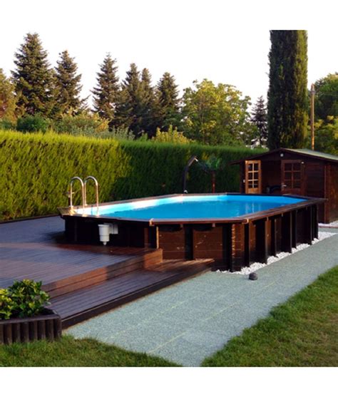 Veduta panoramica di un giardino privato con piscina fuori terra installata in uno spazio verde curato