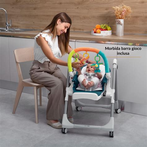 Neonato nella sdraietta del seggiolone Siesta Follow Me