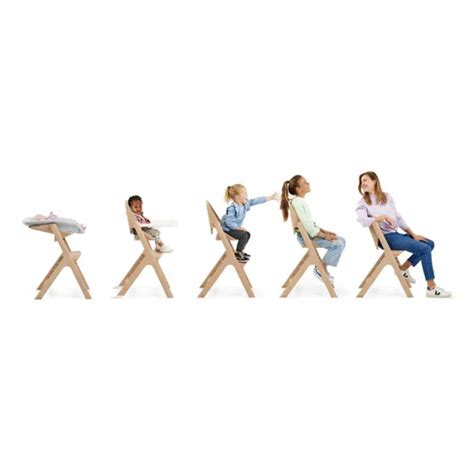 Seggiolone Nesta in legno con bambino