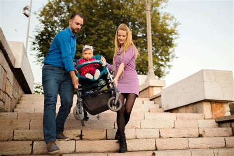 genitori che portano un passeggino in un negozio dell'usato