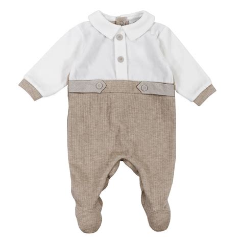 Un neonato che indossa una tutina in ciniglia durante una giornata invernale