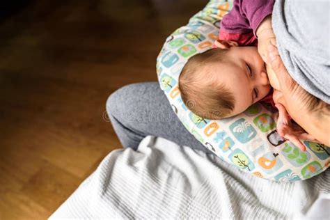 Donna che allatta un neonato