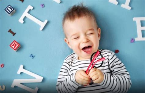 Bambino che sorride e pronuncia le prime parole