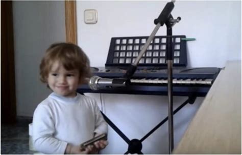 Padre che canta per il suo bambino in gravidanza