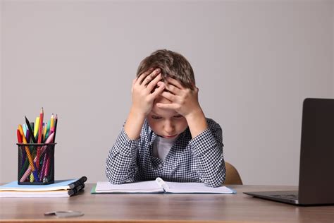 Bambino con difficoltà a sedersi autonomamente