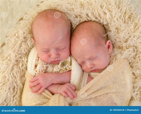 Bambini gemelli che dormono