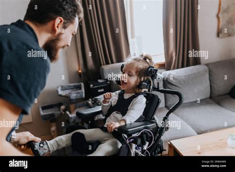 Famiglia con padre che si prende cura del figlio