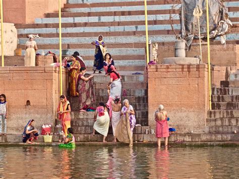 Fedeli si bagnano nel Gange a Varanasi