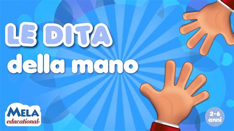Bambino che gioca con le dita della mano seguendo la canzone davanti a uno schermo educativo