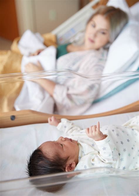 Image of a mother and newborn baby practicing rooming-in