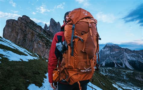 Zaino con attrezzatura da montagna