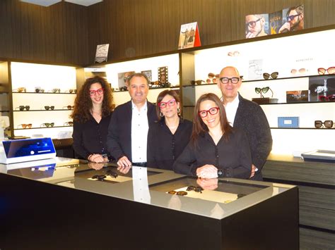Panoramica di un moderno centro ottico con diversi modelli di occhiali