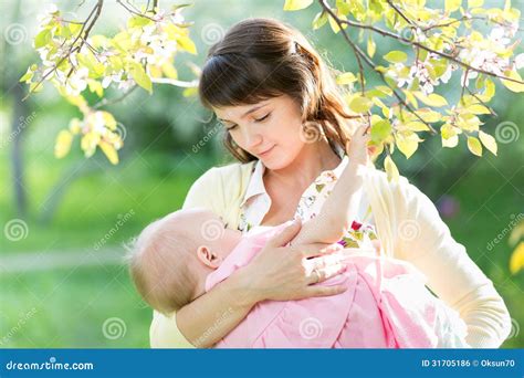 Allattamento al seno madre e bambino