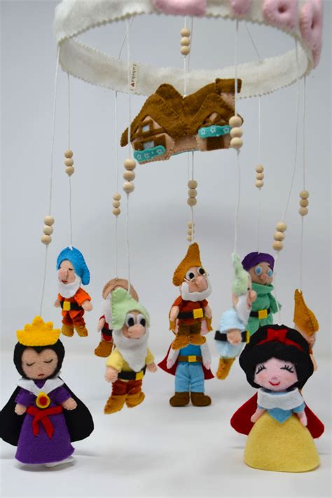 dettaglio di una giostrina con personaggi colorati