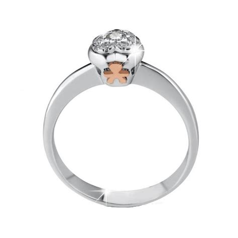 Dettaglio dell'anello Le Bebé Maschietto con diamanti