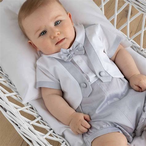 Un neonato che indossa un elegante vestito da battesimo
