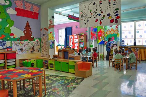 Veduta architettonica e cortile interno di una scuola dell'infanzia comunale moderna a Bari