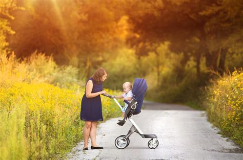 Bambino che guarda fuori dal passeggino fronte mamma