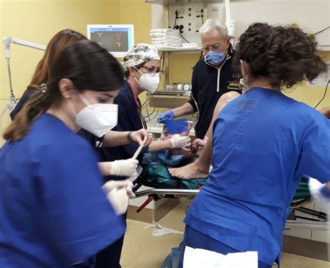 Operatori sanitari che assistono un parto d'urgenza