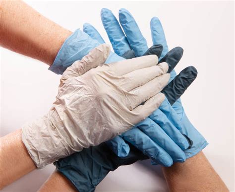 Mani di operatori sanitari che sostengono un neonato
