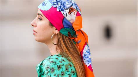 Bambino che indossa una bandana colorata Funky Giraffe durante una giornata di gioco all'aperto