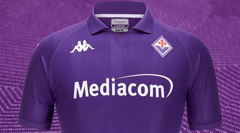 Socrates con la maglia della Fiorentina e i pantaloncini dal colore insolito