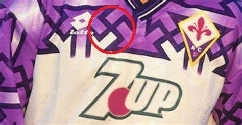 La controversa maglia da trasferta della Fiorentina con il design simile a una svastica