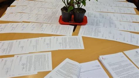 Documenti e timbri su un tavolo, a simboleggiare la burocrazia