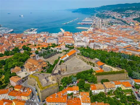 Veduta aerea panoramica che collega idealmente Trieste e Londra con una rotta tracciata