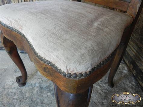 dettaglio di una sedia antica in un ambiente votivo