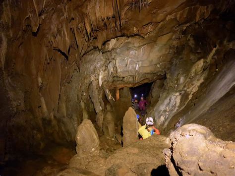 esplorazione speleologica in una grotta profonda