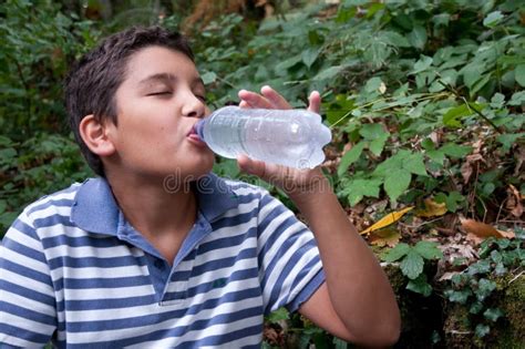 Bambino che beve acqua da una bottiglia