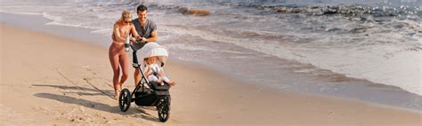 Bambino felice in passeggino Cybex durante una giornata di sole