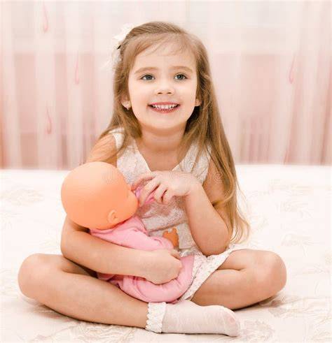 Bambino che gioca con una bambola interattiva e accessori