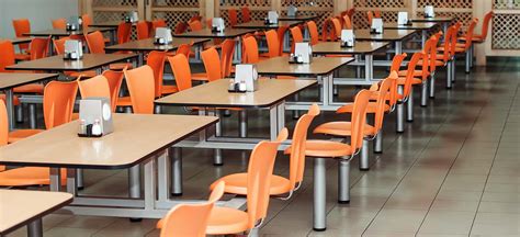 Tavoli della mensa scolastica pronti per il pranzo dei bambini