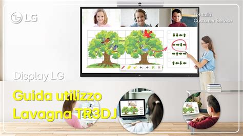 Bambini che assistono a una storia interattiva su una digital board