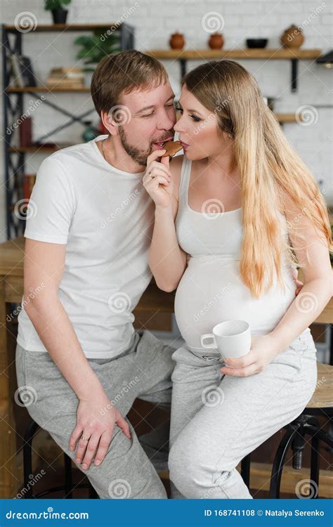 Donna incinta che beve caffè